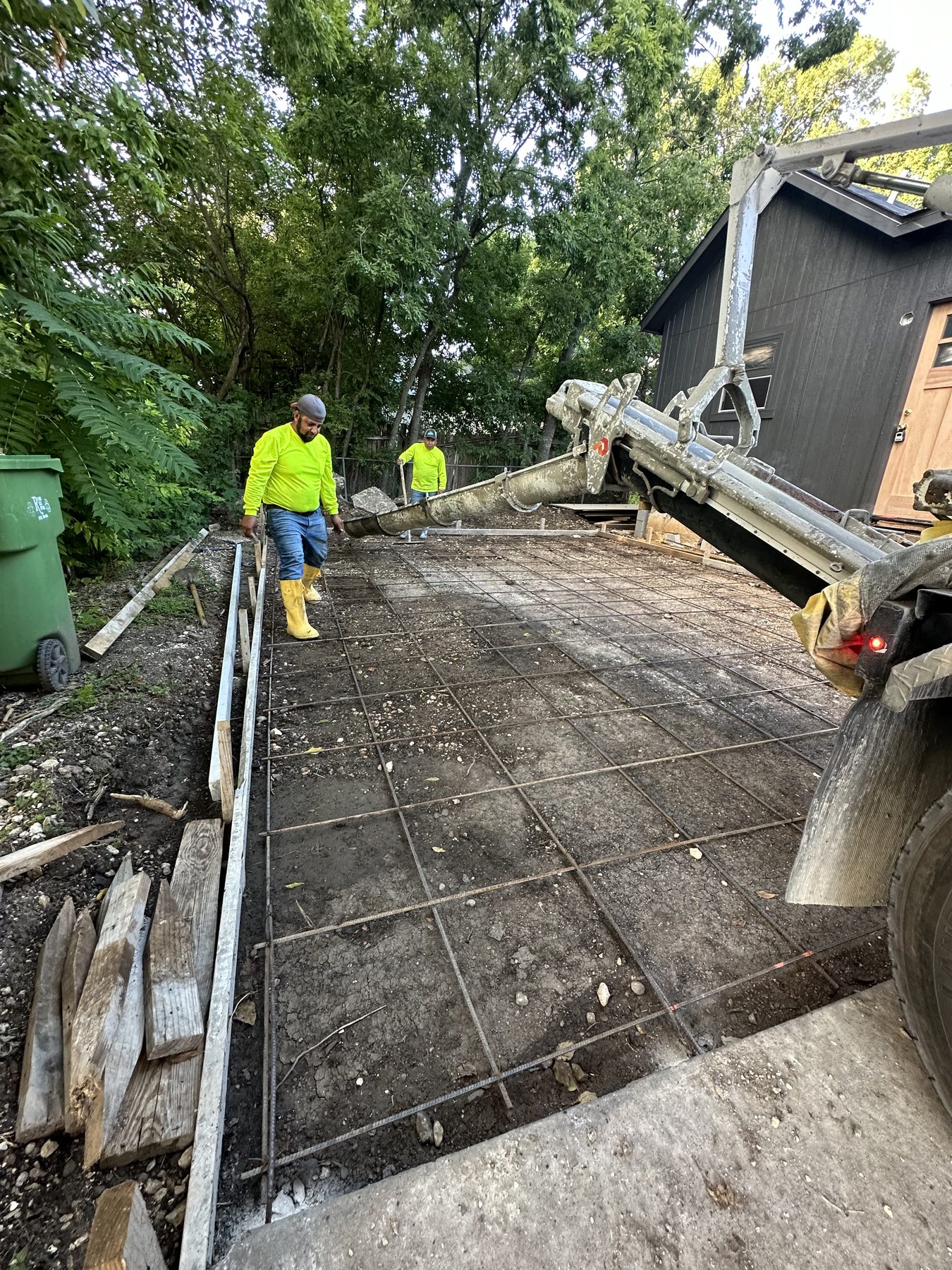 Pump truck pour under way
