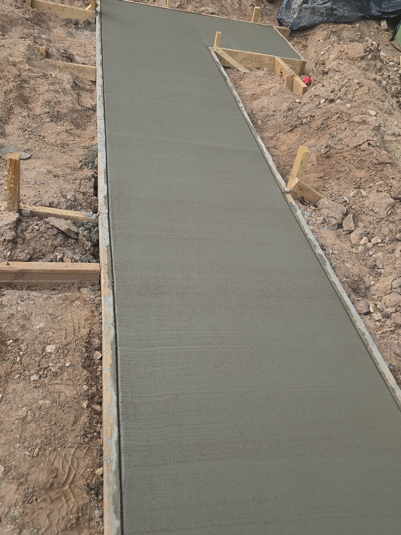 Long sidewalk pour with straight formed edges
